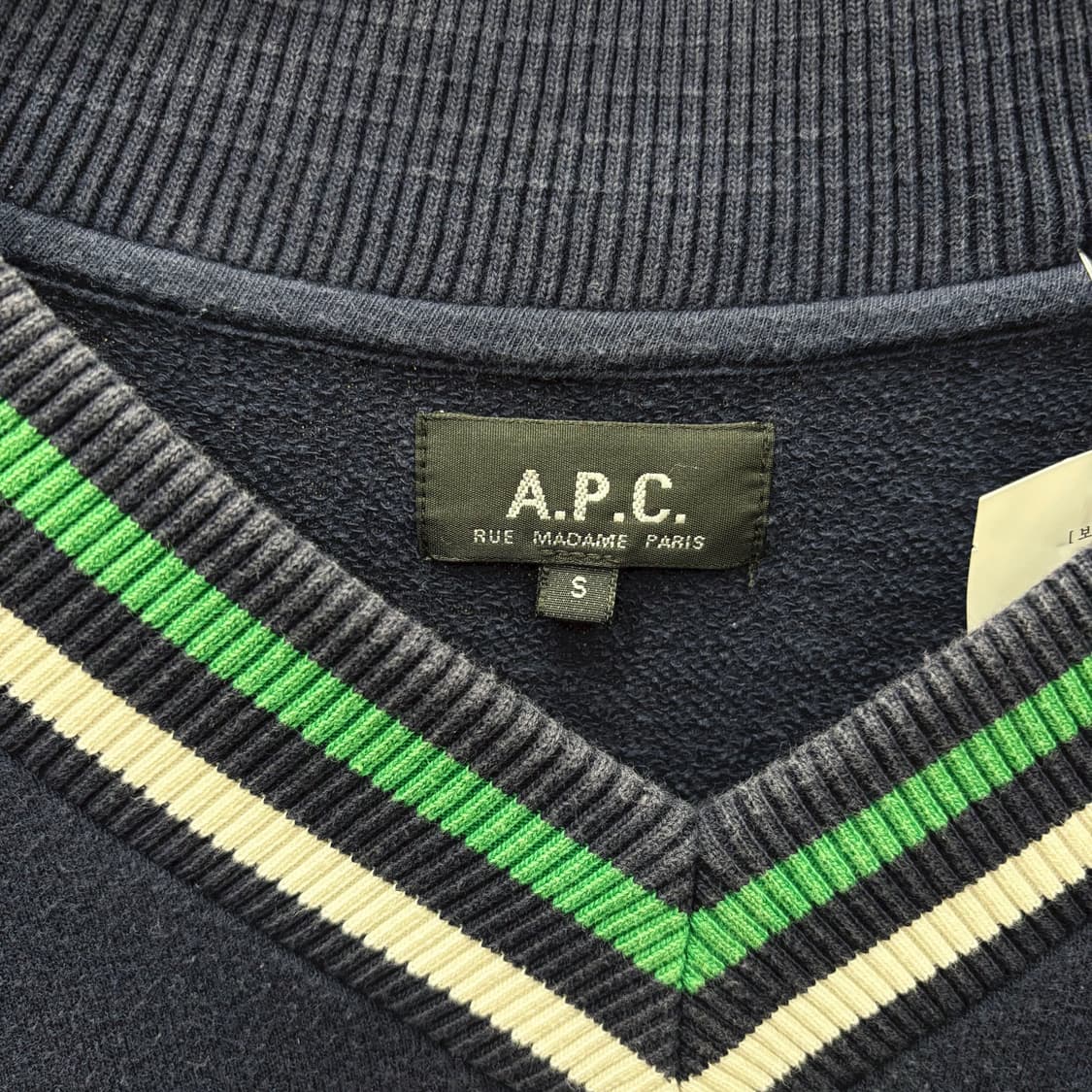 아페쎄 브이넥 코튼 플리스 긴팔 맨투맨 스트라이프 리브 디테일 네이비 상품이미지6