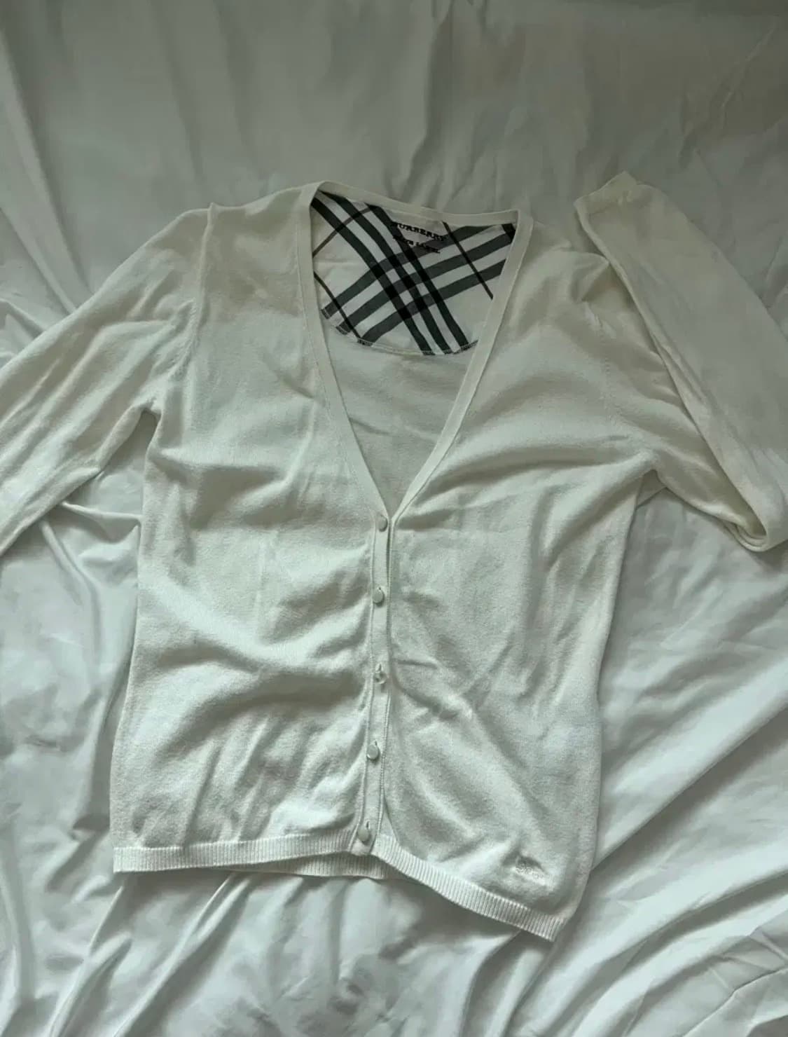 버버리 정품 화이트 브이넥 가디건 상품이미지1