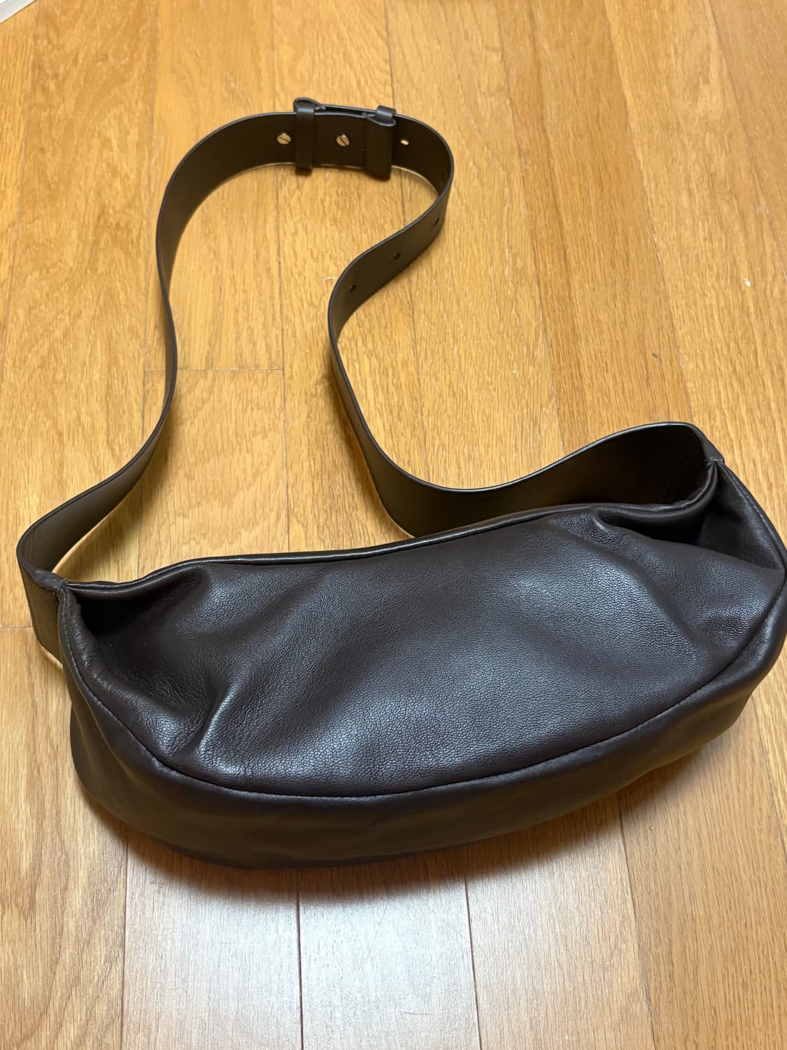 코스 크로스바디백 레더 다크 브라운 상품이미지2