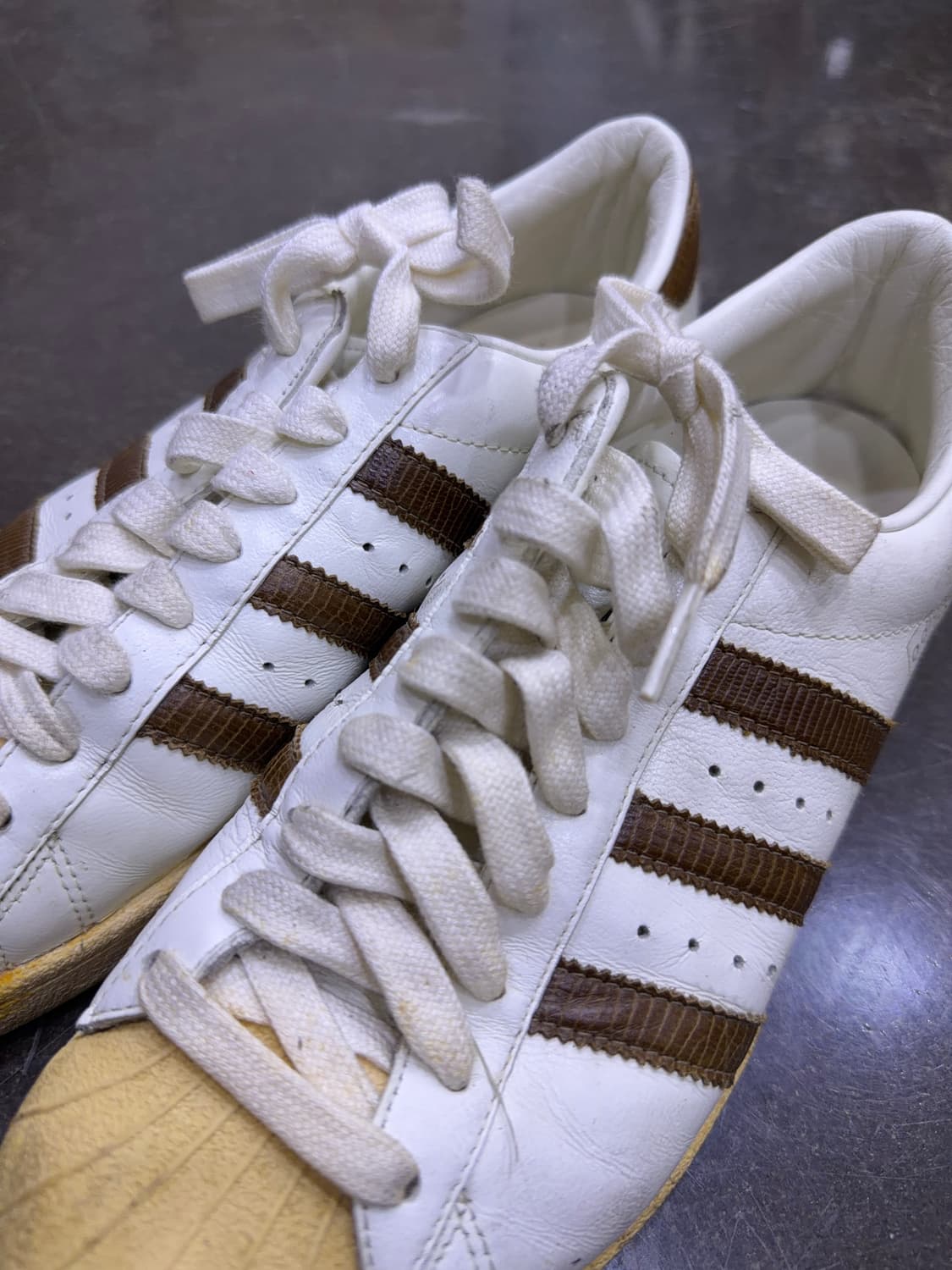 아디다스 슈퍼스타 80's 빈티지 화이트 브라운 레더 스니커즈 275 상품이미지4