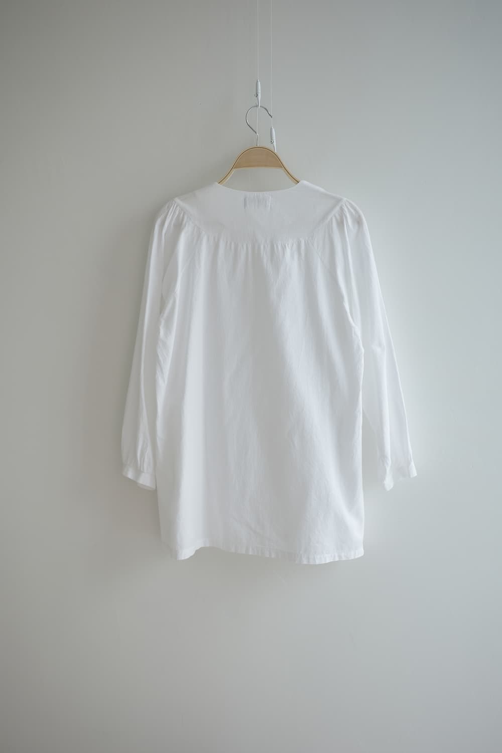 Christy제품
• 화이트 포켓 코튼 블라우스 상품이미지8