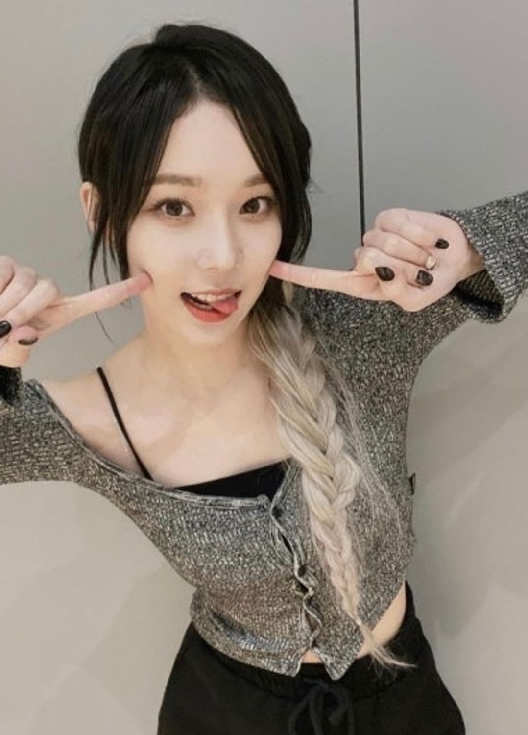 에스파 윈터 착용) 쓰리타임즈 원숄더 버튼 티 상품이미지1
