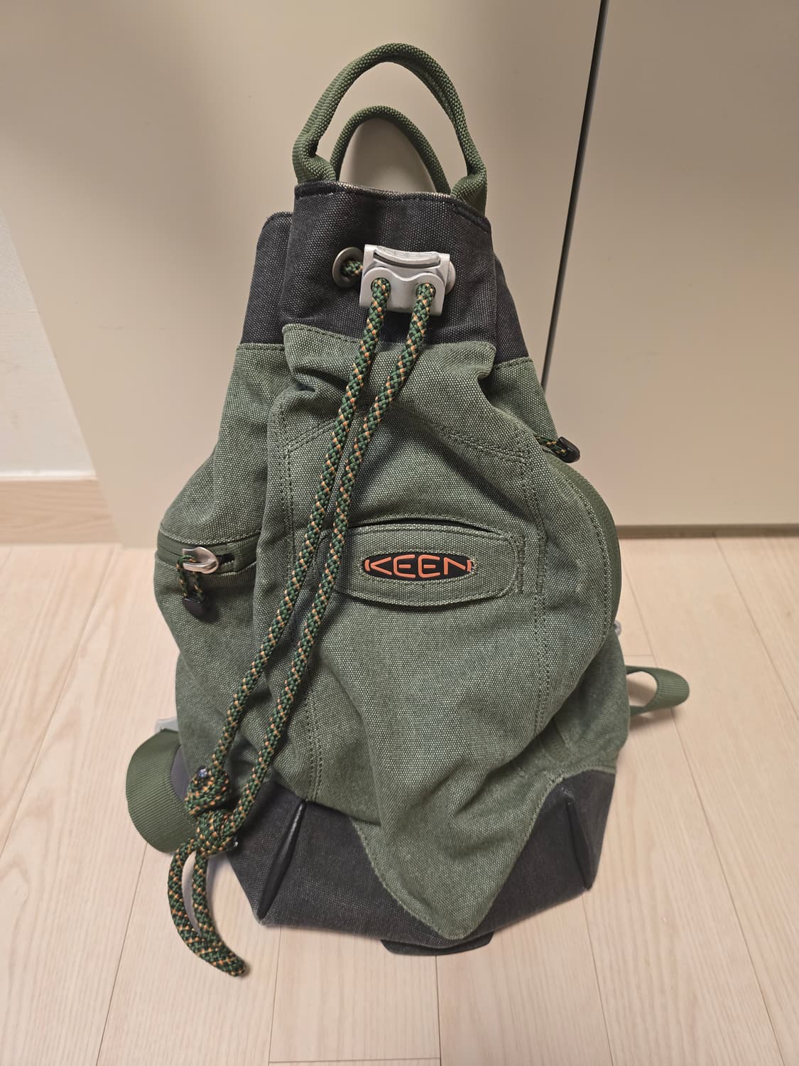 킨 KEEN 스트링 카키 백팩 상품이미지1