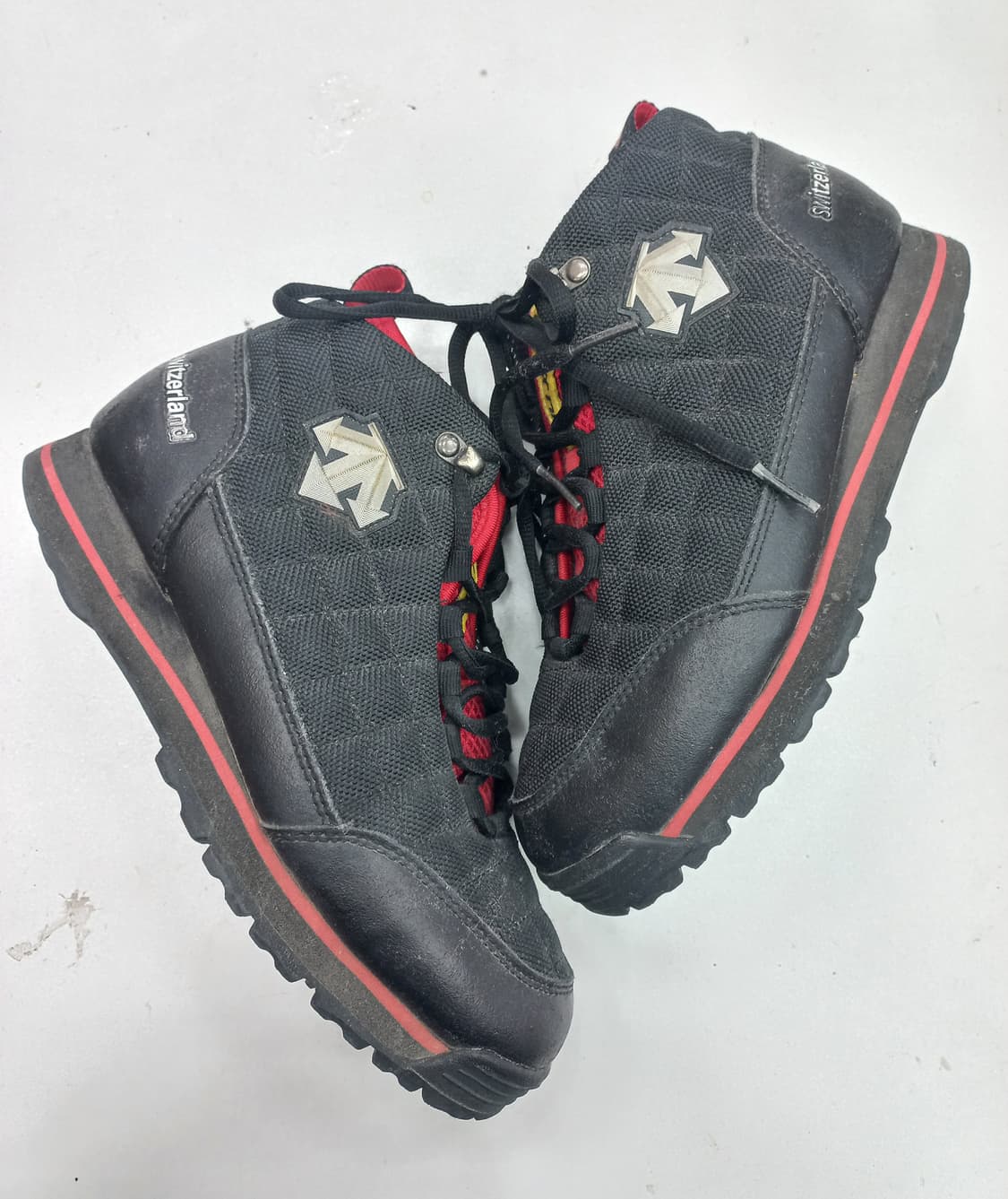 데상트 스위스 퀄팅 디자인 미드 트레킹화 230mm 블랙/레드 상품이미지4