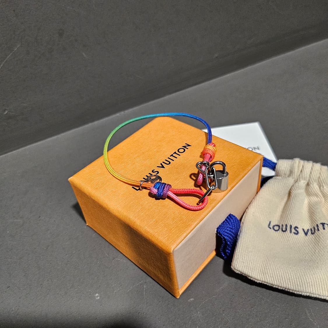 루이비통 실버 락킷 x 버질 아블로 브레이슬릿 내츄럴 티타늄 레인보우 상품이미지3