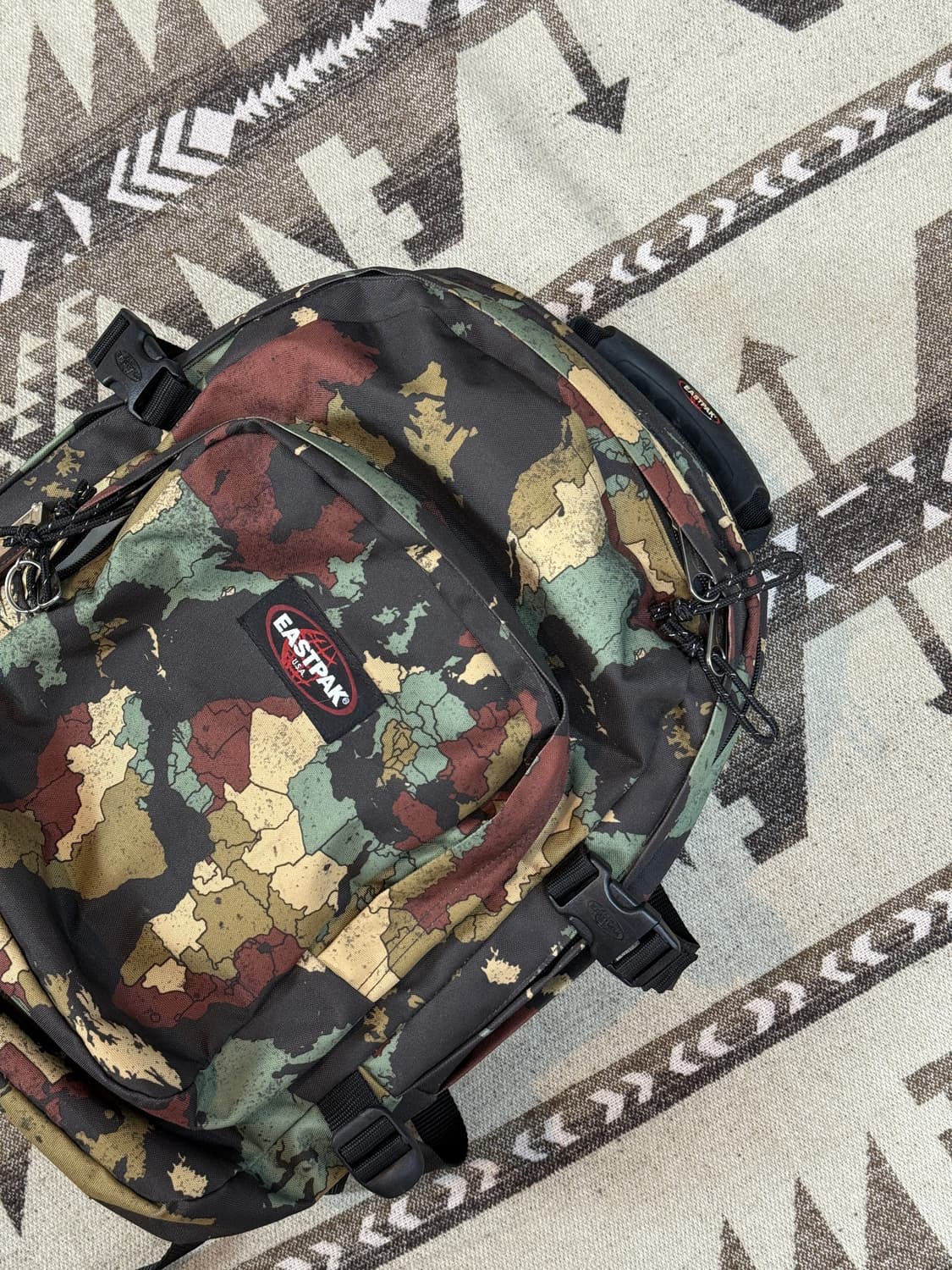 이스트팩 프로바이더 카모 백팩 상품이미지3