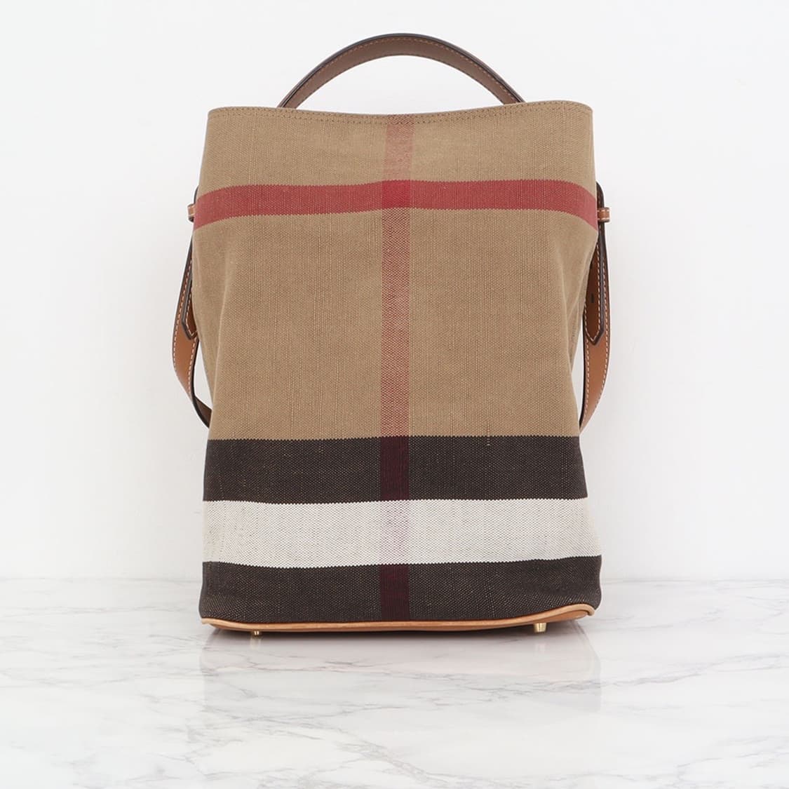 [BURBERRY] 버버리 자이언트 체크 레더 버킷백 상품이미지2