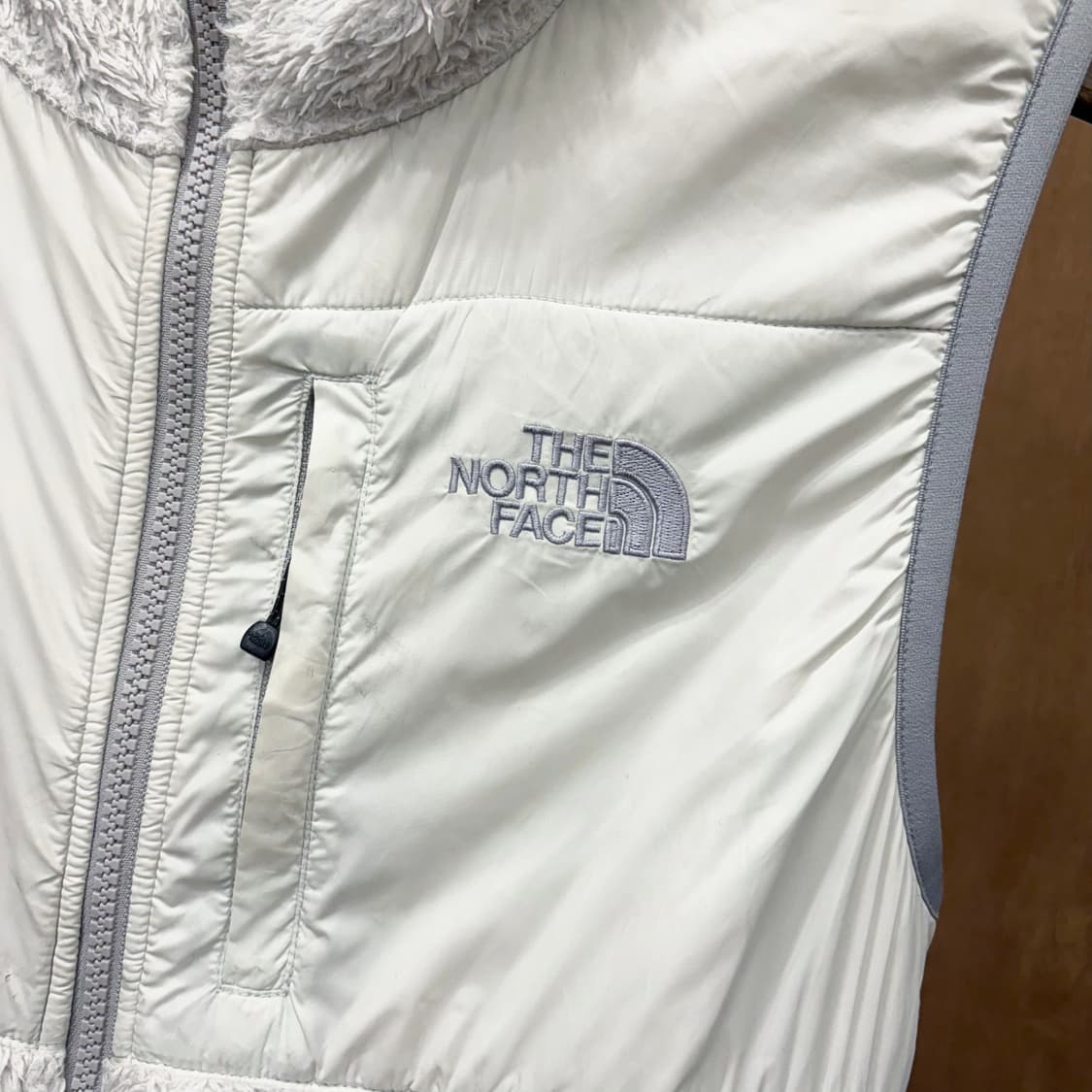 노스페이스 쉐르파 플리스 베스트 나일론 배색 지퍼 포켓 디테일 아이보리 상품이미지6