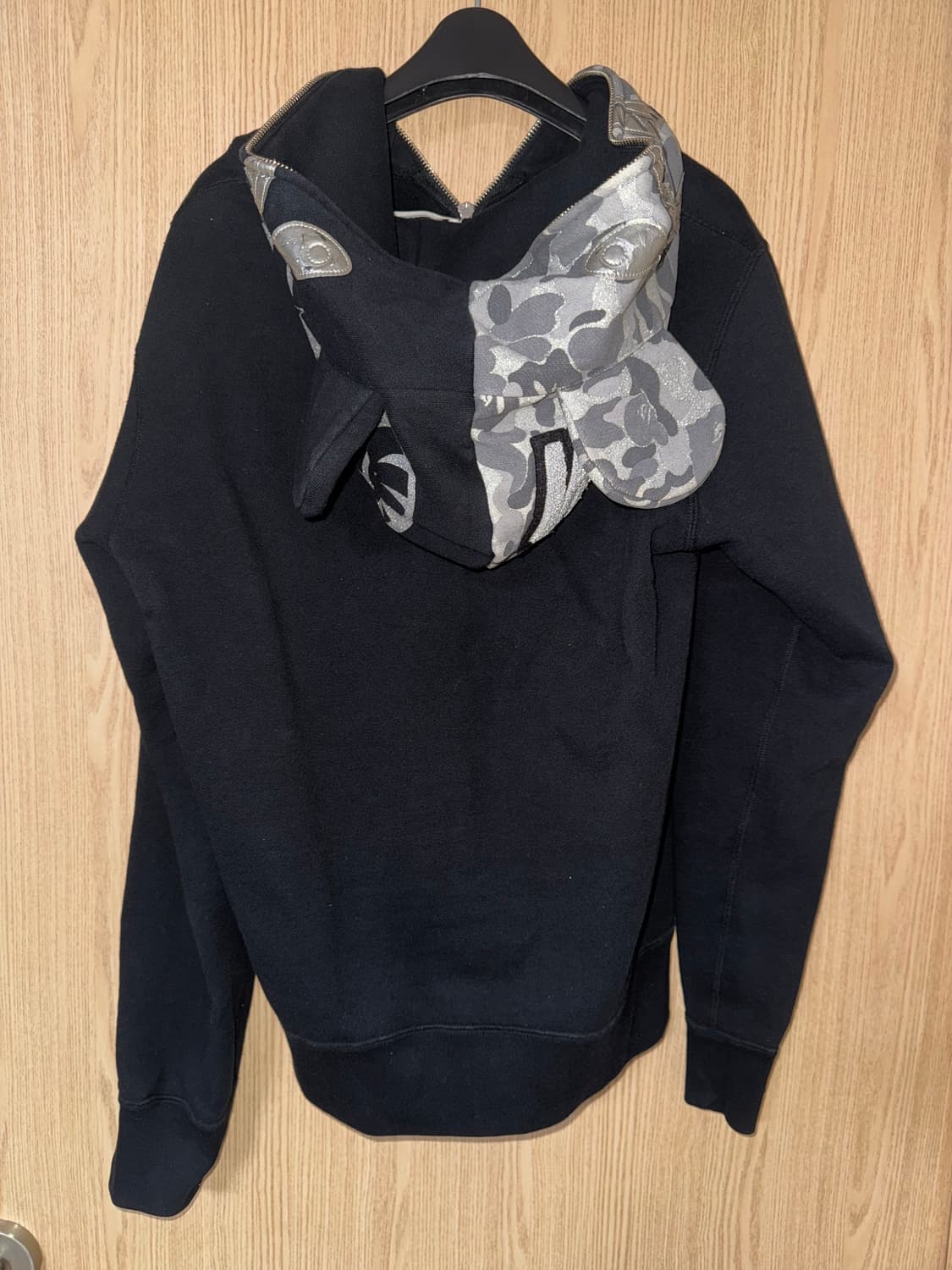 (유일매물 급처!!)메디콤토이 베어브릭 X 베이프 샤크후드 실버 M 상품이미지3