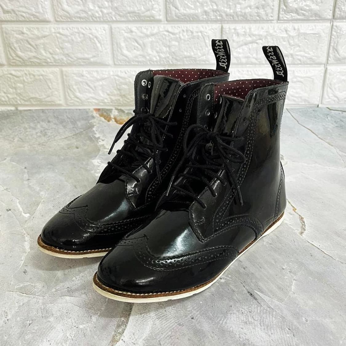 Dr. Martens Delphina 여성 윙팁 패턴 부츠 240 UK5 상품이미지1