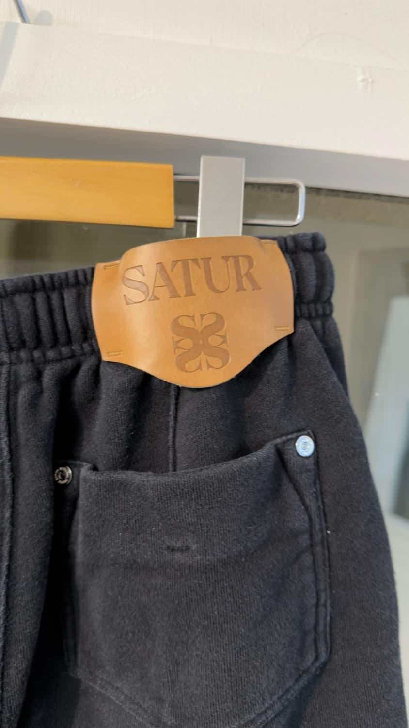 M) SATUR 새터 가죽패치 트레이닝 조거 팬츠 팝니다 상품이미지4