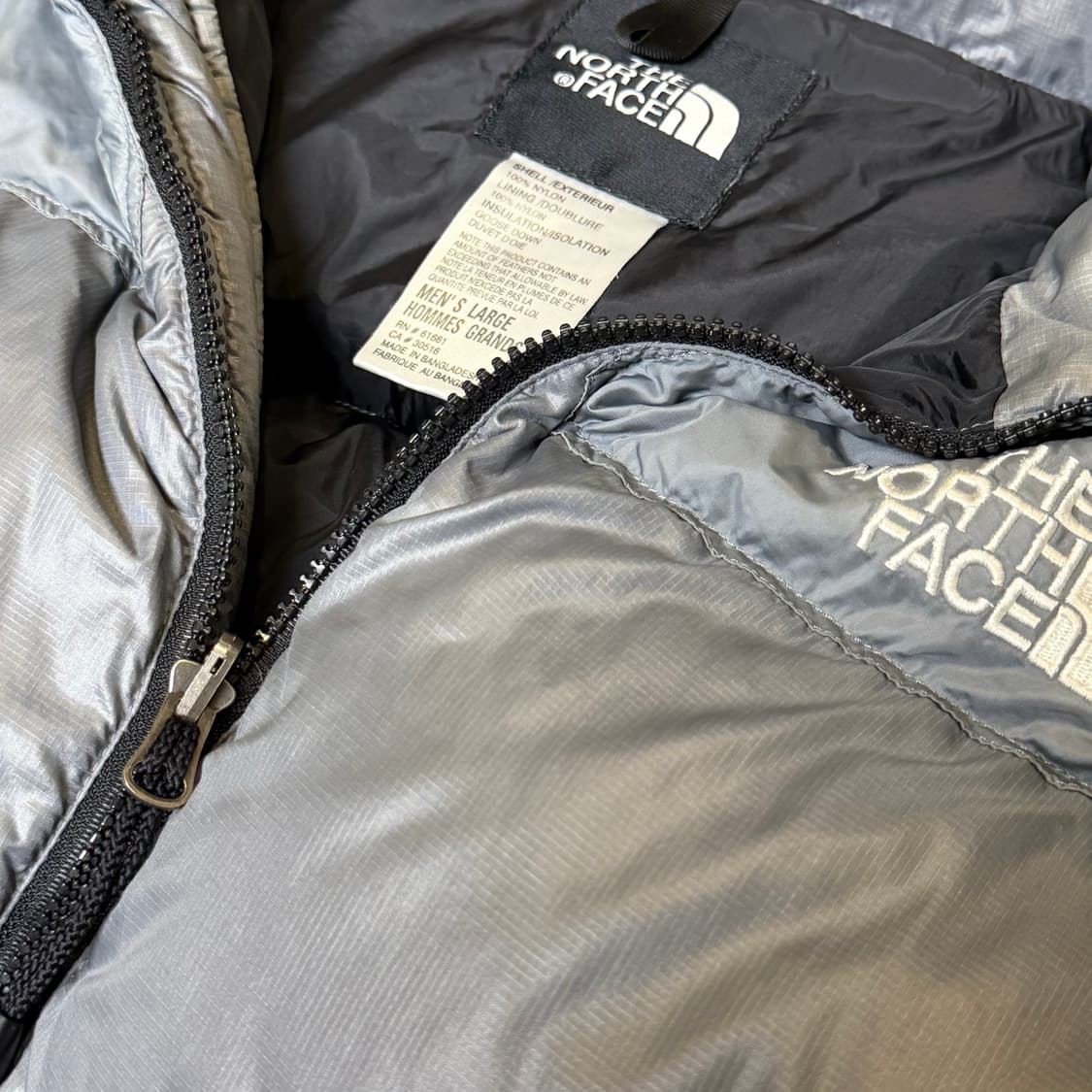 [100] 노스페이스 센터로고 그레이 700 눕시 패딩 상품이미지3