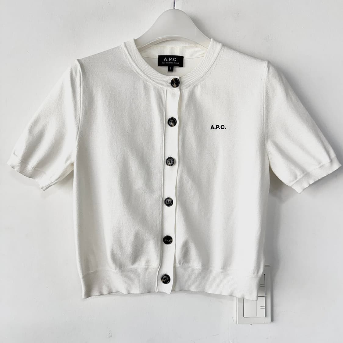 아페쎄 화이트 로고 반팔 니트 가디건 상품이미지2