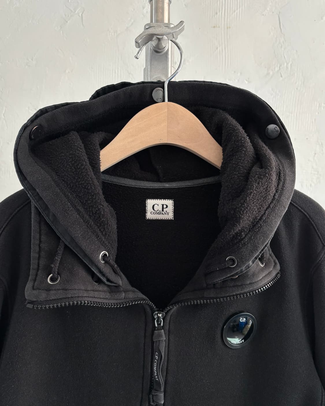 C.P. Company 씨피컴퍼니 블랙 컬러 렌즈 와펜 후드 집업 상품이미지2