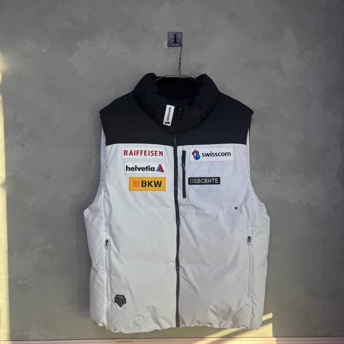 데상트 스위스 스키팀 덕다운 패딩 조끼 화이트 상품이미지1