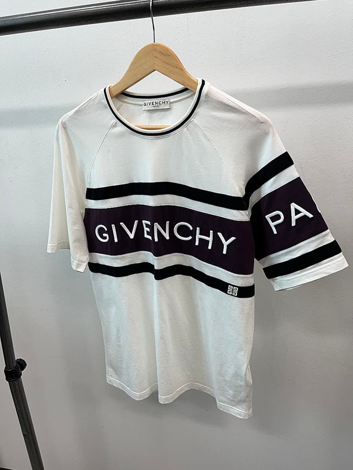 100) 지방시 신형 라운드티  상품이미지1