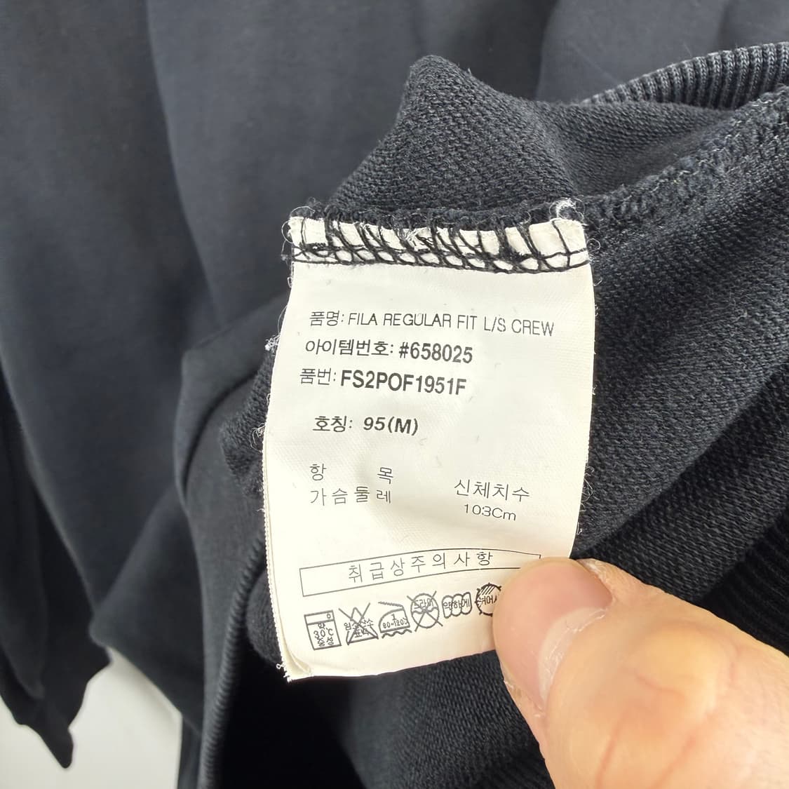 (M) 휠라 자수로고 맨투맨 블랙 상품이미지5