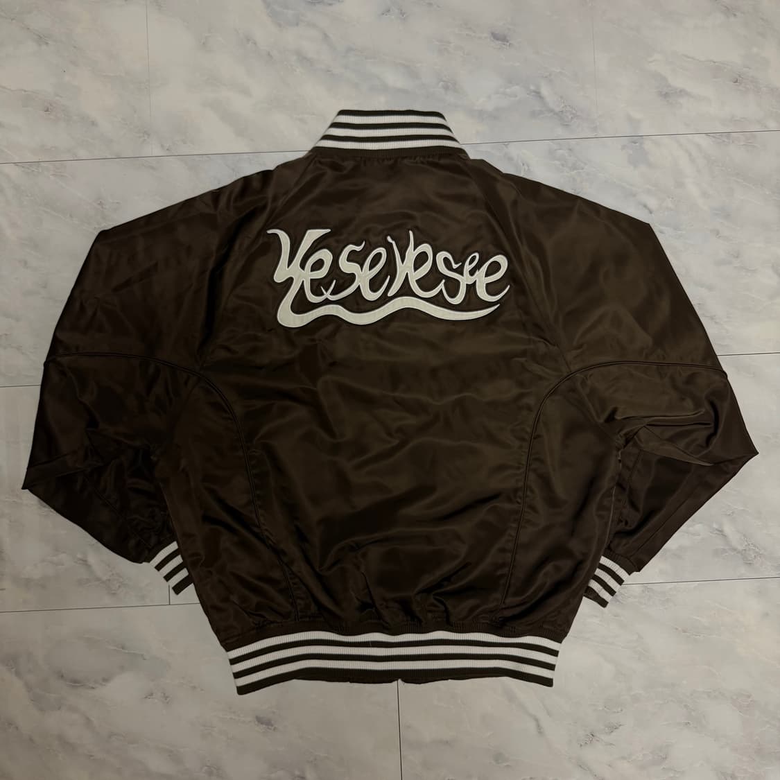 YESEYESEE 브라운 하이넥 스타디움 자켓 상품이미지3