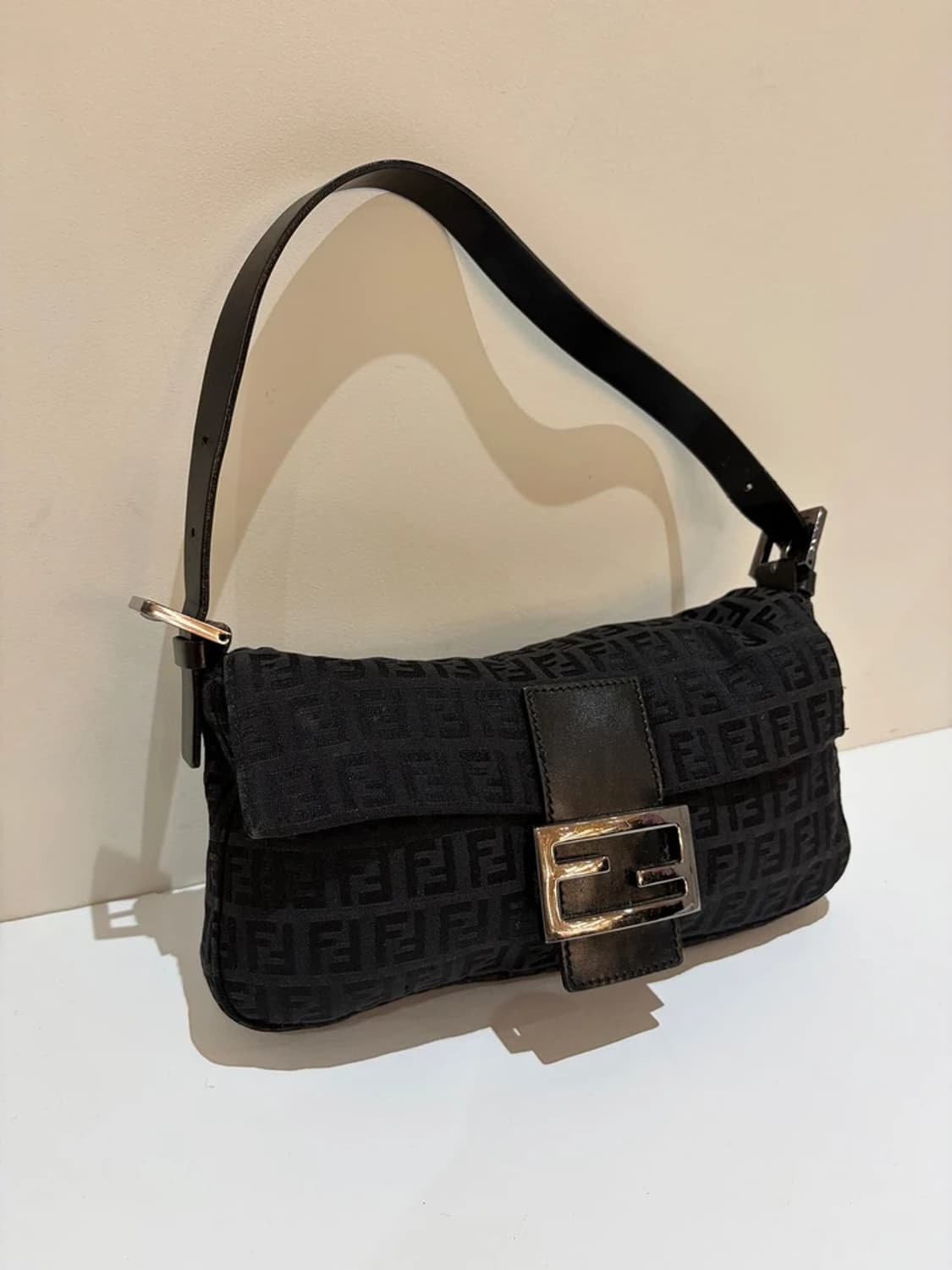 펜디 FENDI 아이코닉 주카 캔버스 바게트 백 Q1568 상품이미지2