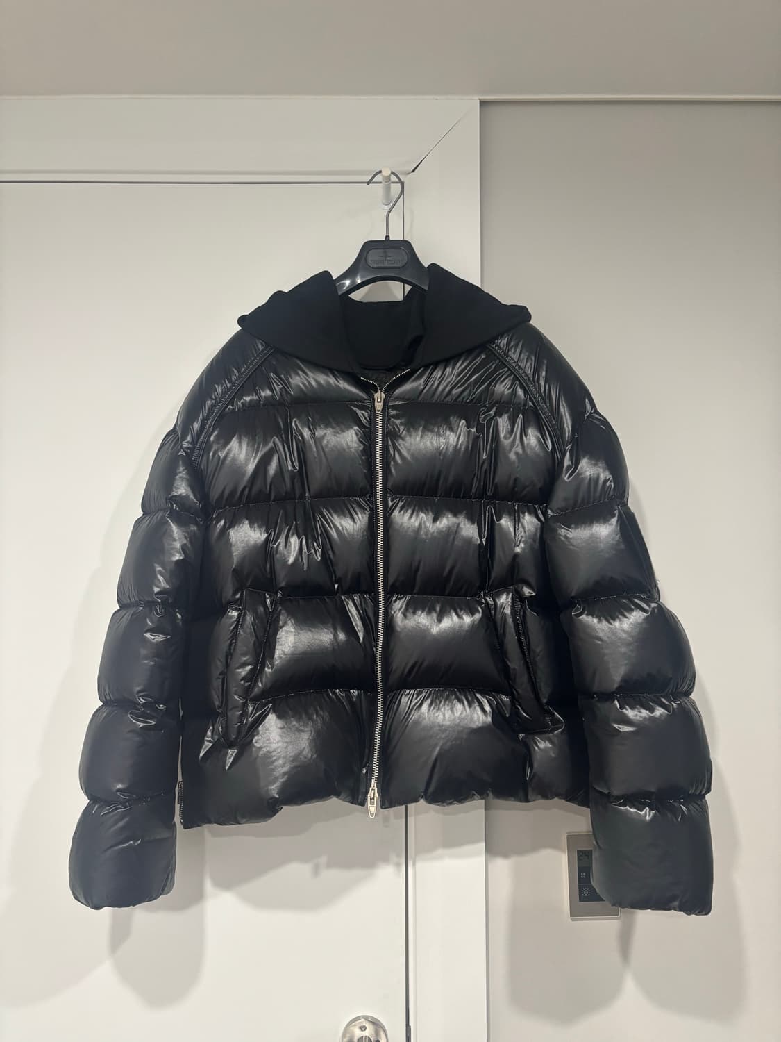 준지 22fw 유광 블랙 패딩  상품이미지1