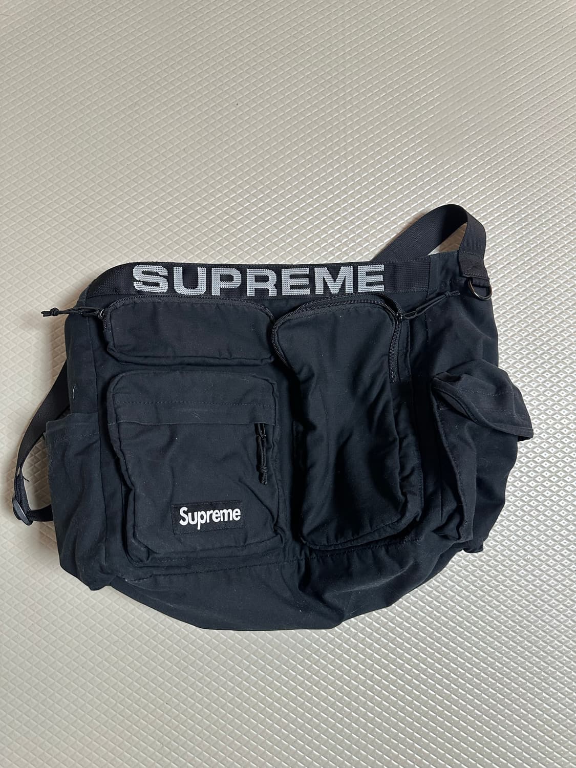 슈프림 필드 메신저백 상품이미지1