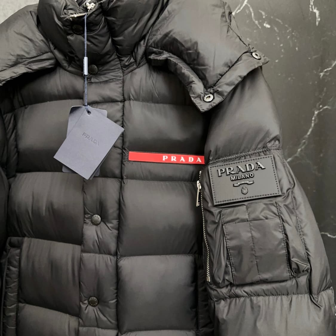 프라다 가을 겨울 신상 클래식 레드 로고 두 가지 착용법 다용도 후드 상품이미지7