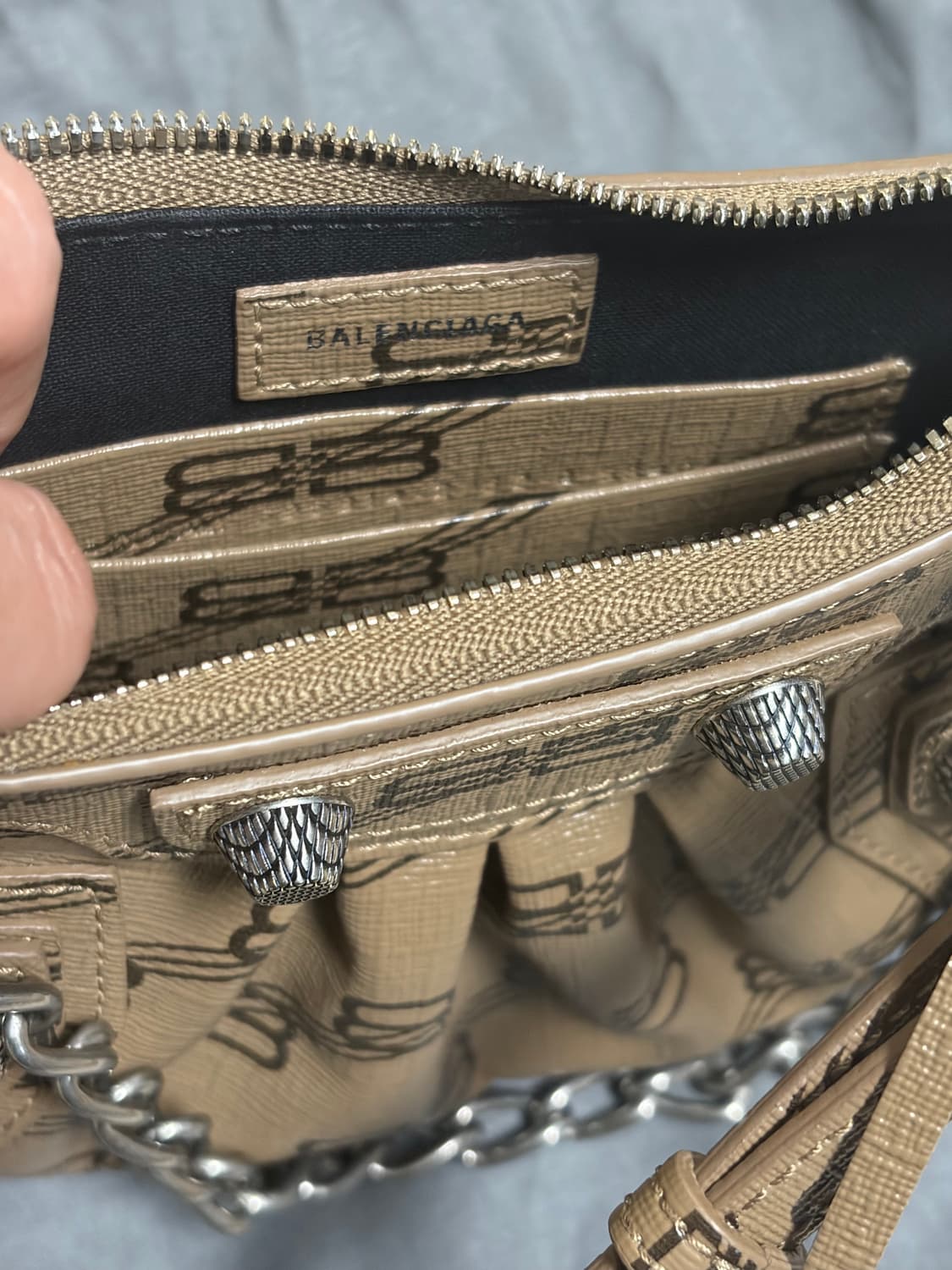 발렌시아가 르카골 체인 미니백 BB 모노그램 베이지 상품이미지5