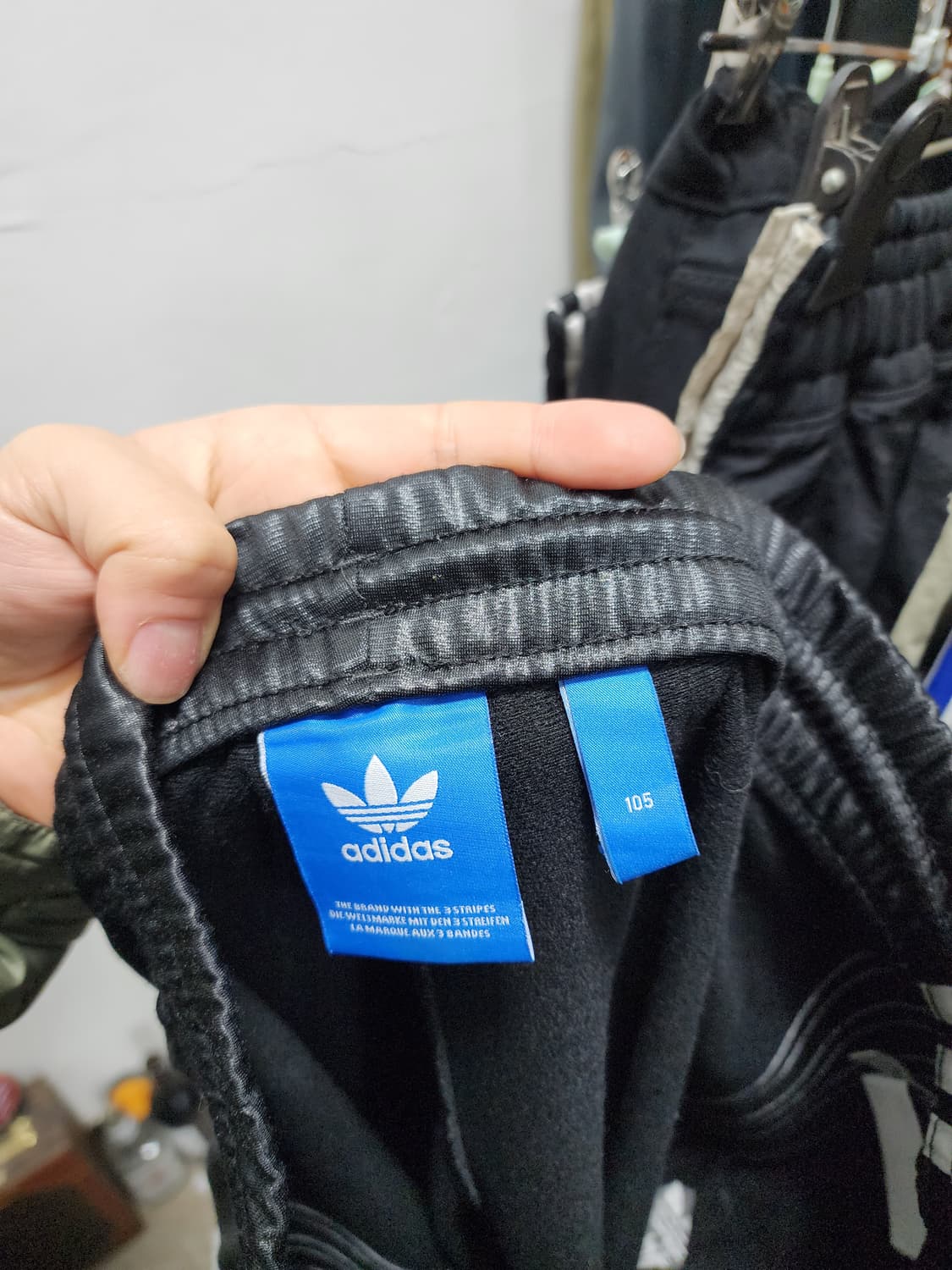 아디다스 CHILE CUFFED 유광 트레이닝 바지 상품이미지4