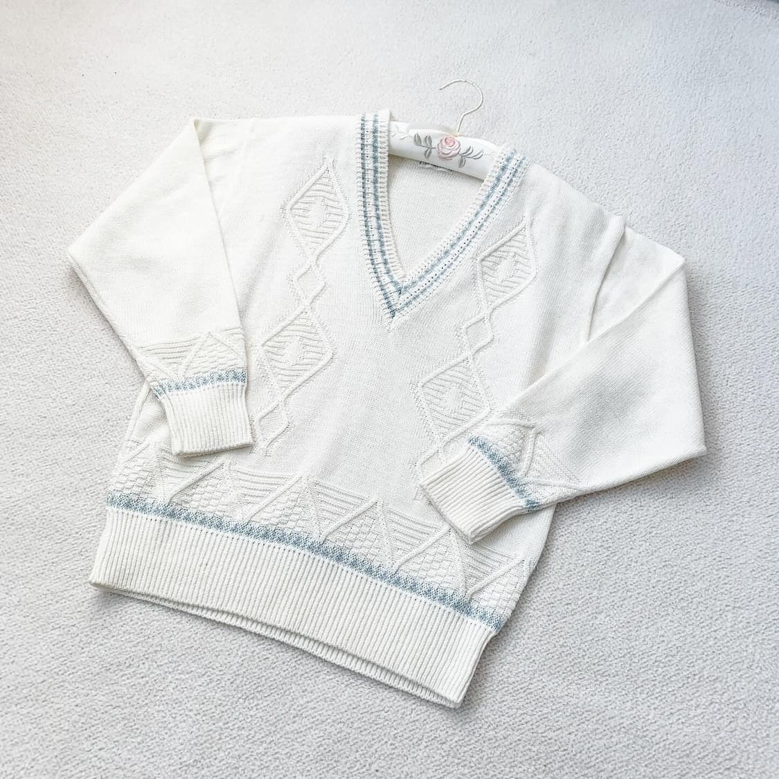 크림x블루 브이넥 니트 상품이미지1