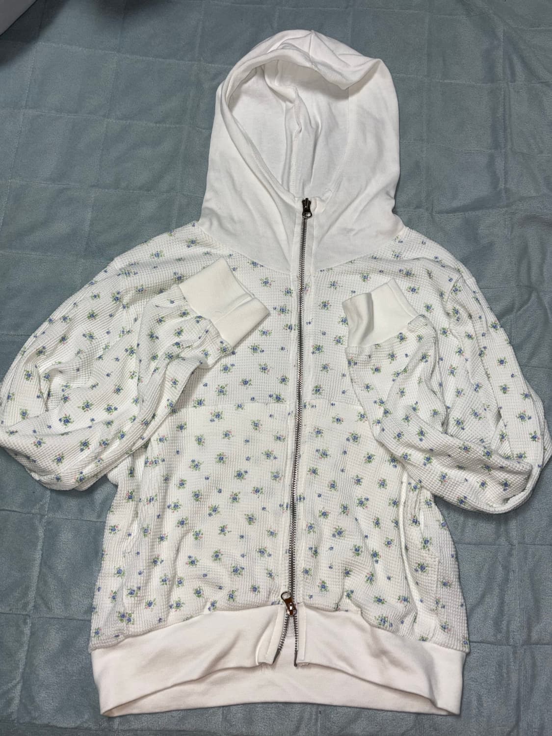 빈티지 화이트 블루 잔꽃 와플 니트 후드집업 투웨이 하이넥 집업 모리걸 상품이미지1