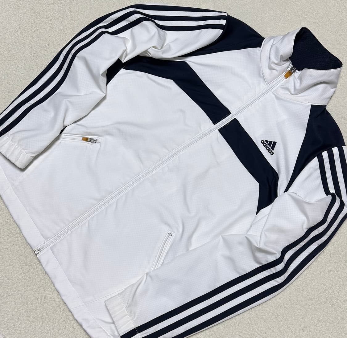 아디다스 화이트 딥네이비 바람막이 상품이미지3