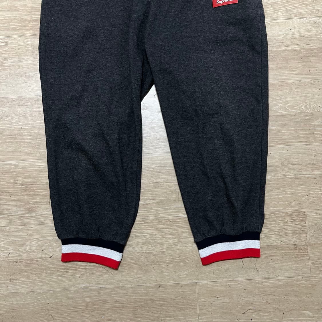 슈프림 박스로고 와펜 삼선 배색 밴딩 7부 조거팬츠 [차콜] XL 상품이미지3