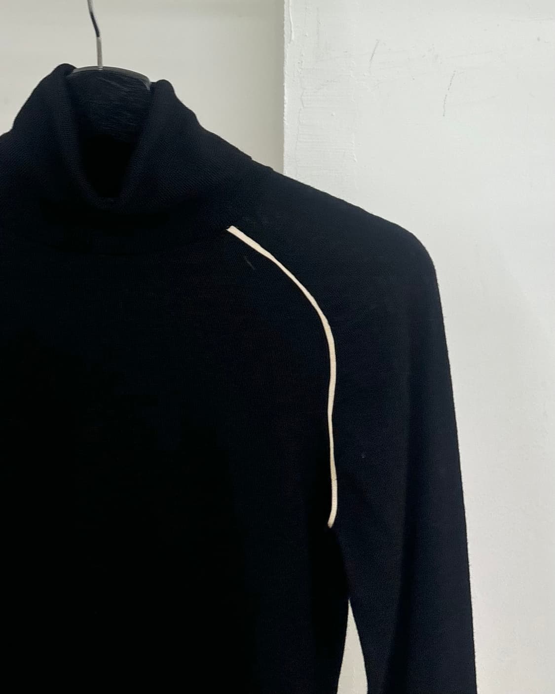 드리스 반 노튼 블랙 하이넥 니트 상품이미지4