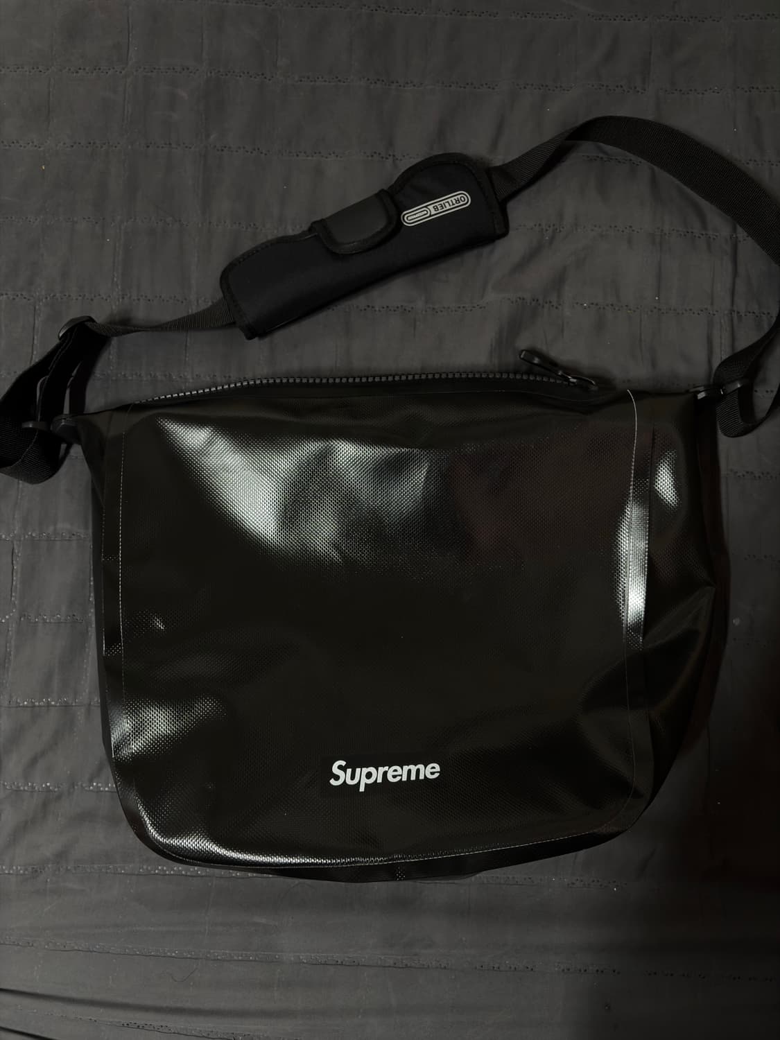 슈프림 x 오르트립 스몰 매신저백 상품이미지1