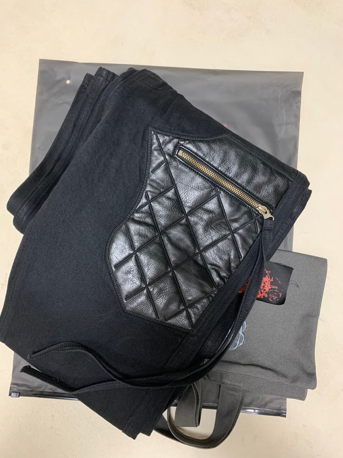 [1] 에모스탠스클럽 레더 패치 플레어드 진 블랙 상품이미지3