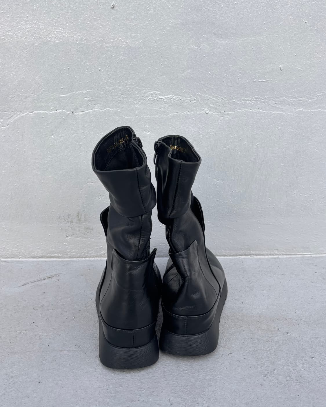 컨펨퍼러리 터크 디자인 미들 부츠 상품이미지5