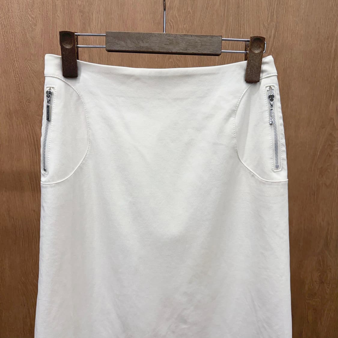 꾸레쥬 미디 스커트 사이드 절개 지퍼 포켓 디테일 A라인 아이보리 상품이미지4