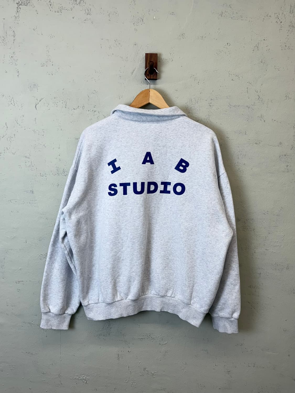 IAB STUDIO 아이앱스튜디오 라이트 그레이 하프집업 상품이미지1