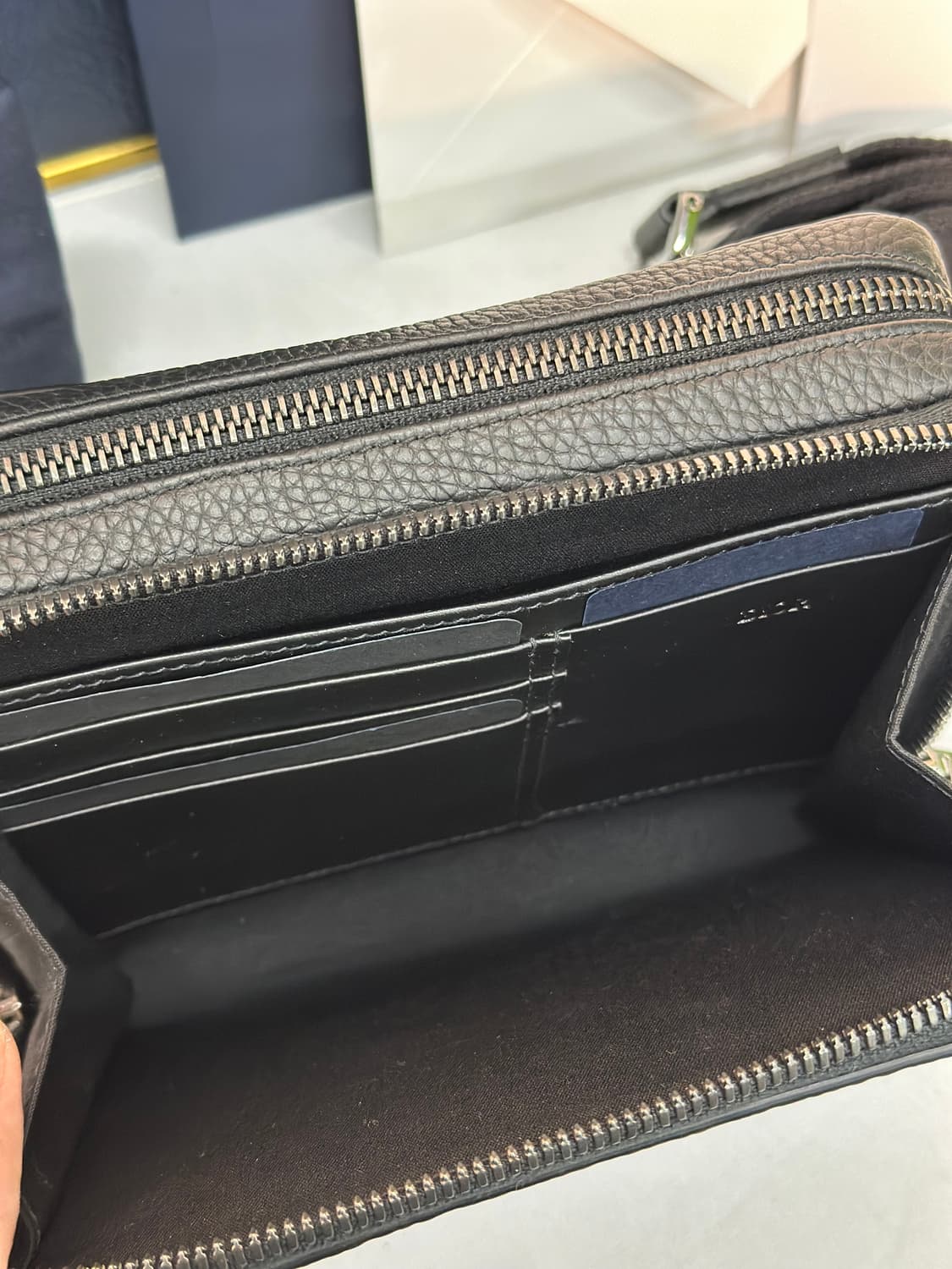 [신품급/풀구성] 디올 파우치 그래비티 레더 블랙 크로스백 상품이미지7