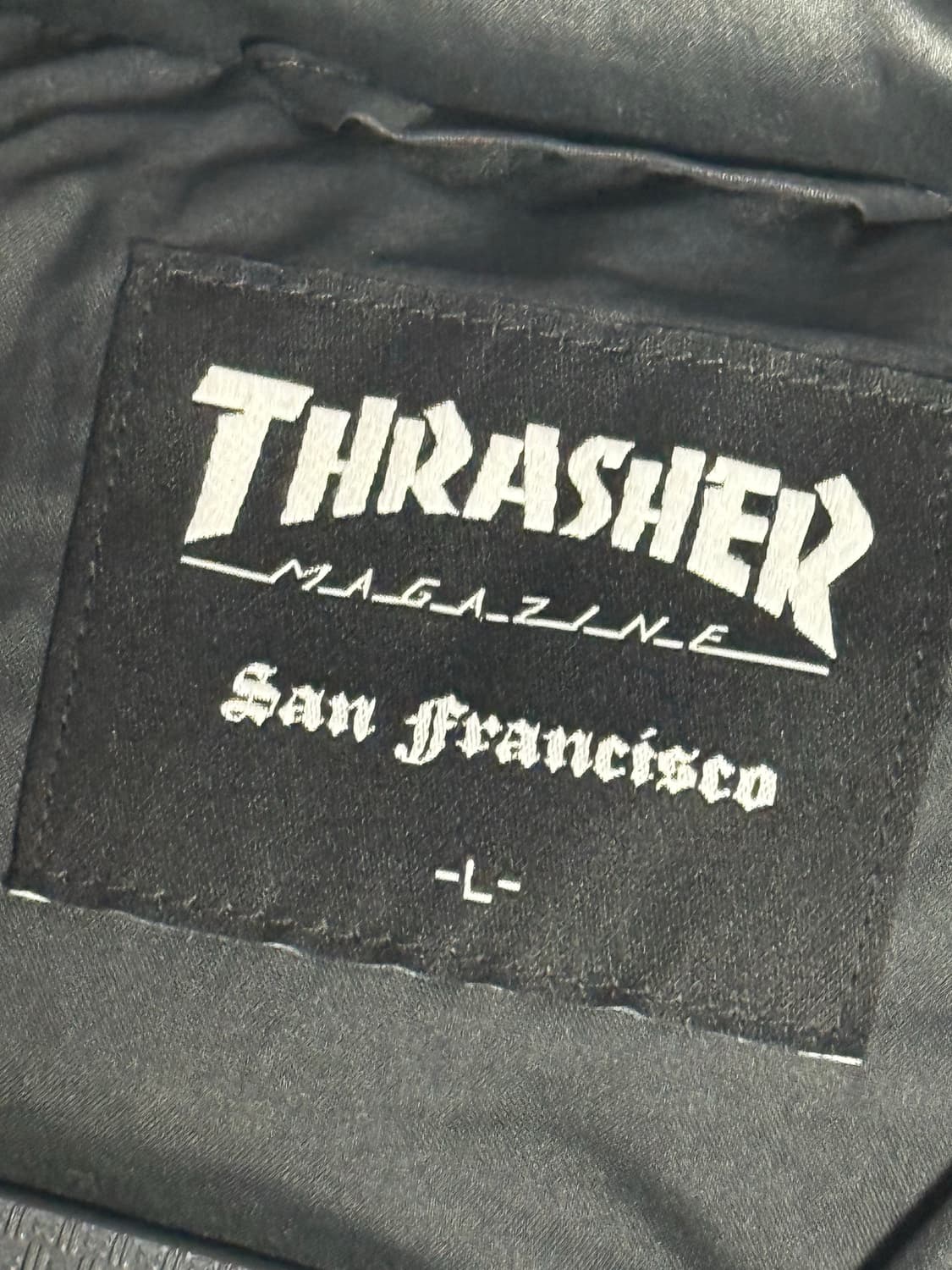 트레셔 엠보스 로고 숏 푸퍼 블랙 L 상품이미지3