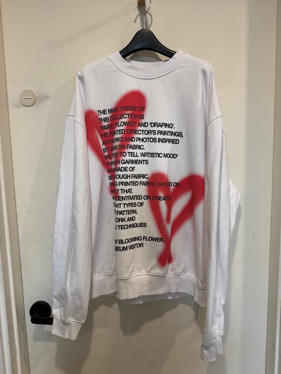 더뮤지엄비지터 하트 스프레이 맨투맨 상품이미지1