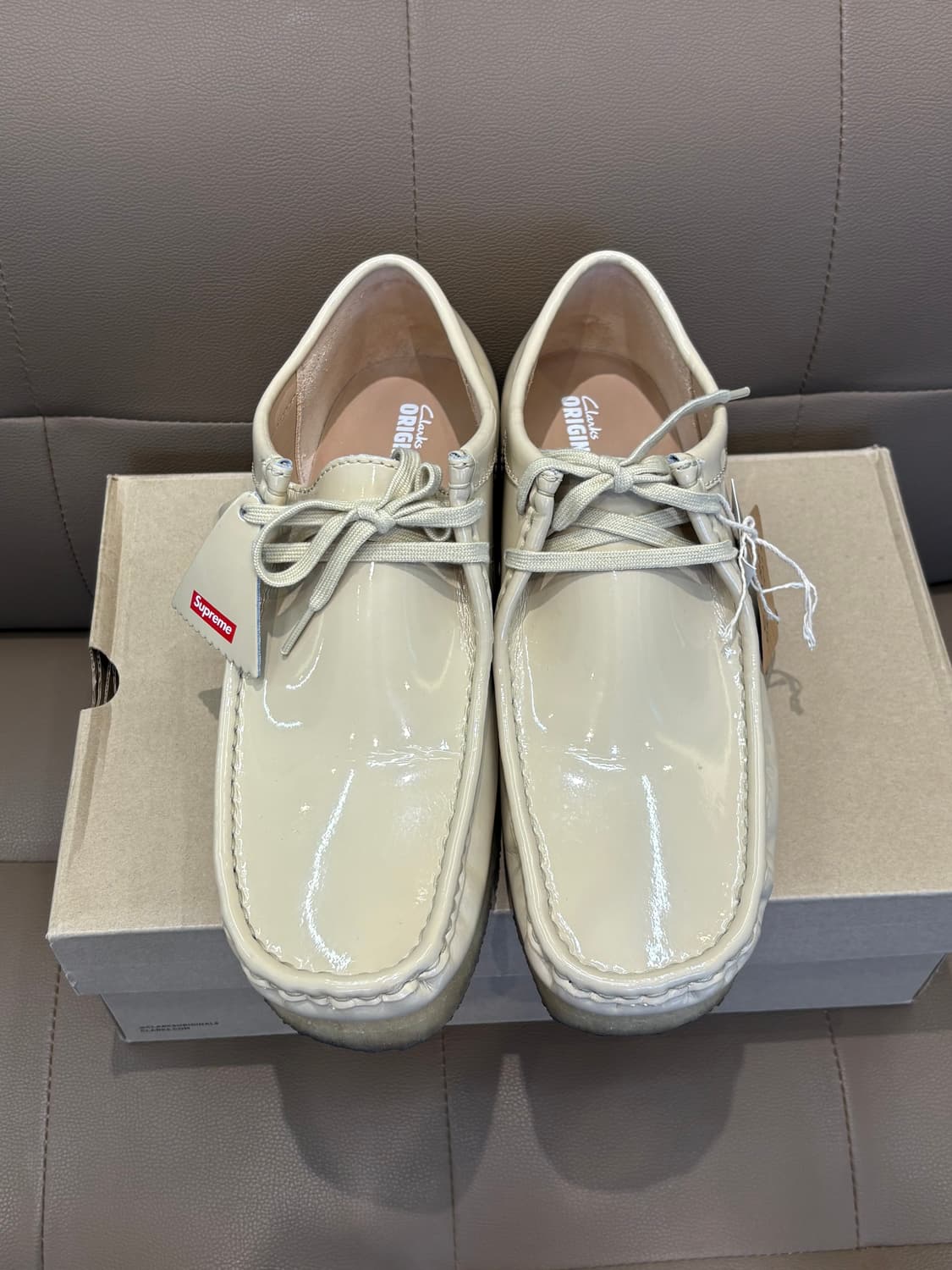 클락스 x 슈프림 페이턴트 레더 왈라비 상품이미지6