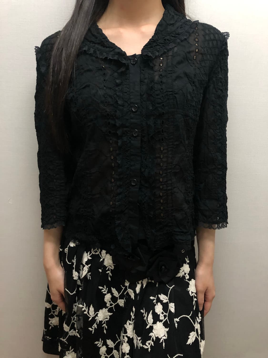 빈티지 블랙 레이스 펀칭 블라우스 상품이미지2