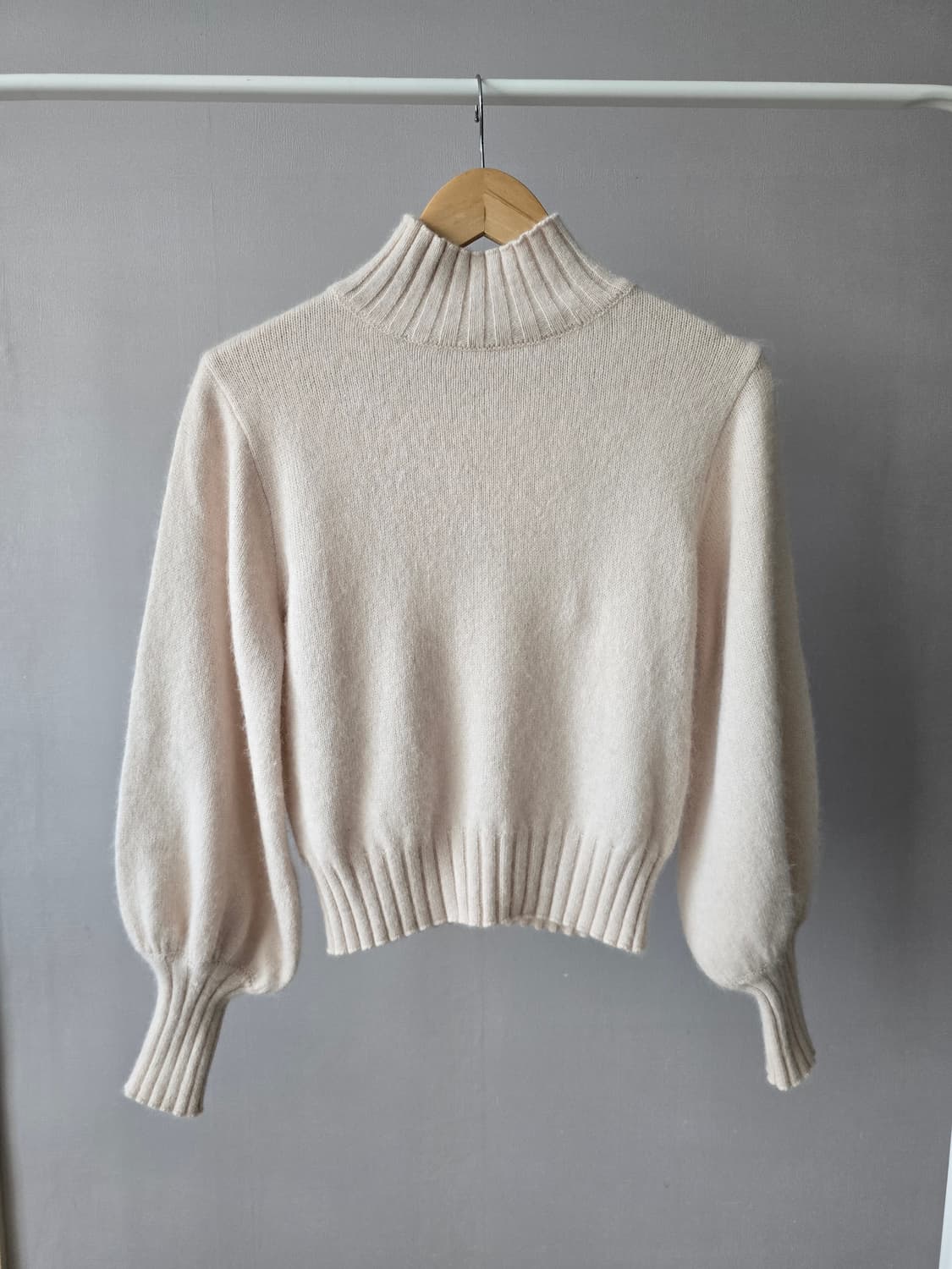 chico 폭스울 크롭 하이넥 퍼프 니트 상품이미지1