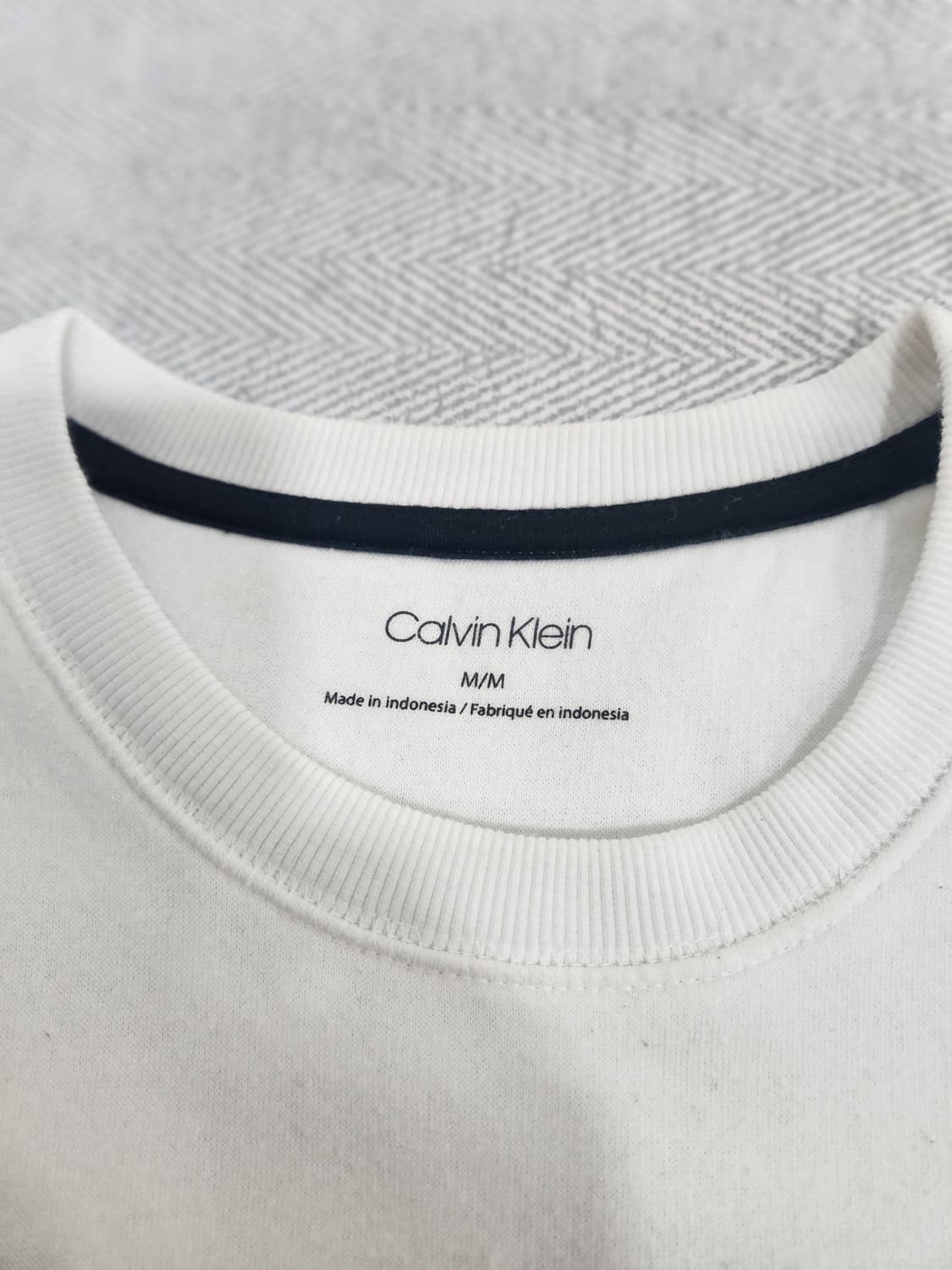 캘빈클라인 CK 로고 안감기모 맨투맨 남성 95~100사이즈 화이트 상품이미지4