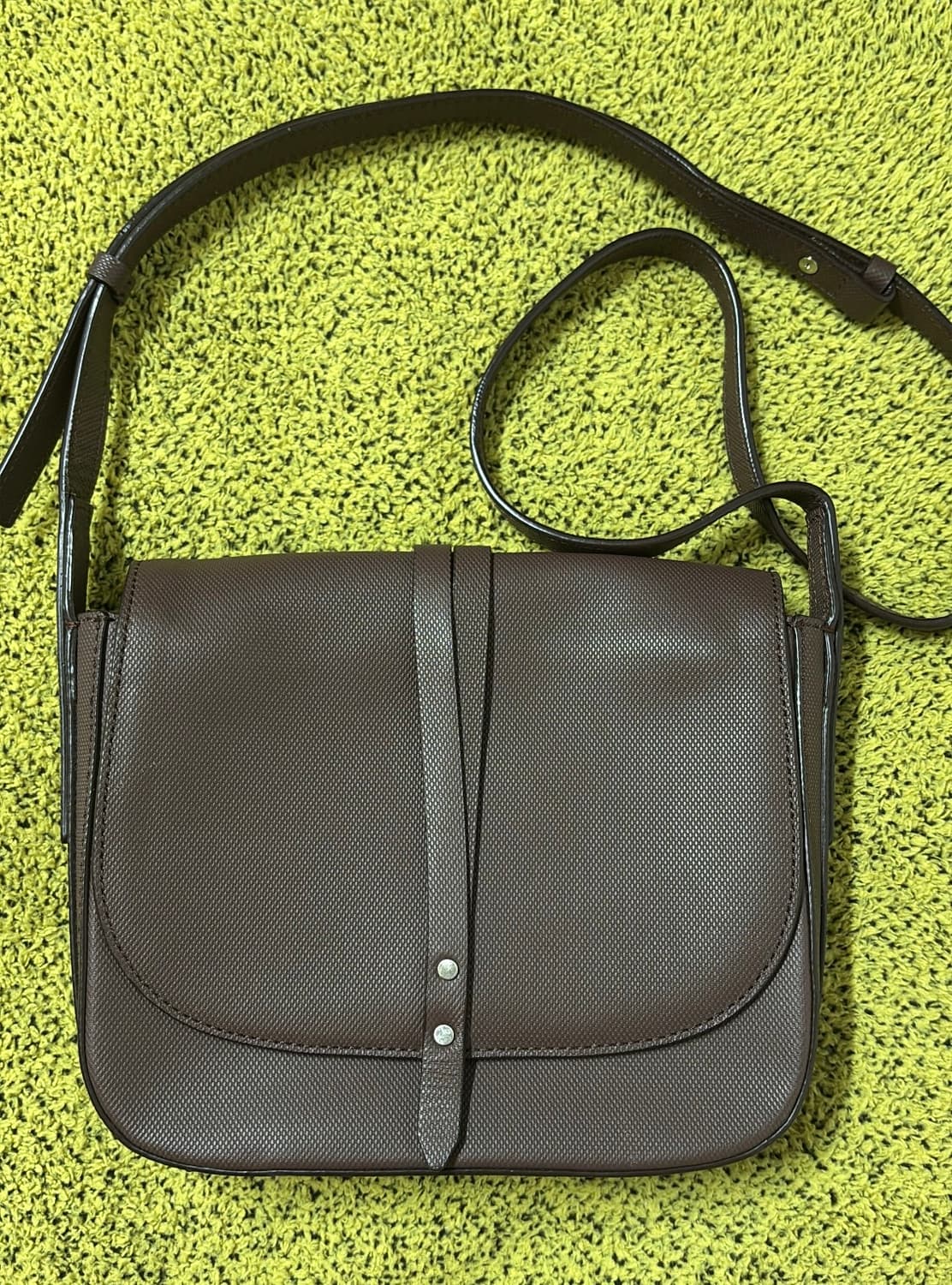 최지우 조이 가방 ) 만다리나덕 브라운 색상 크로스백 상품이미지1