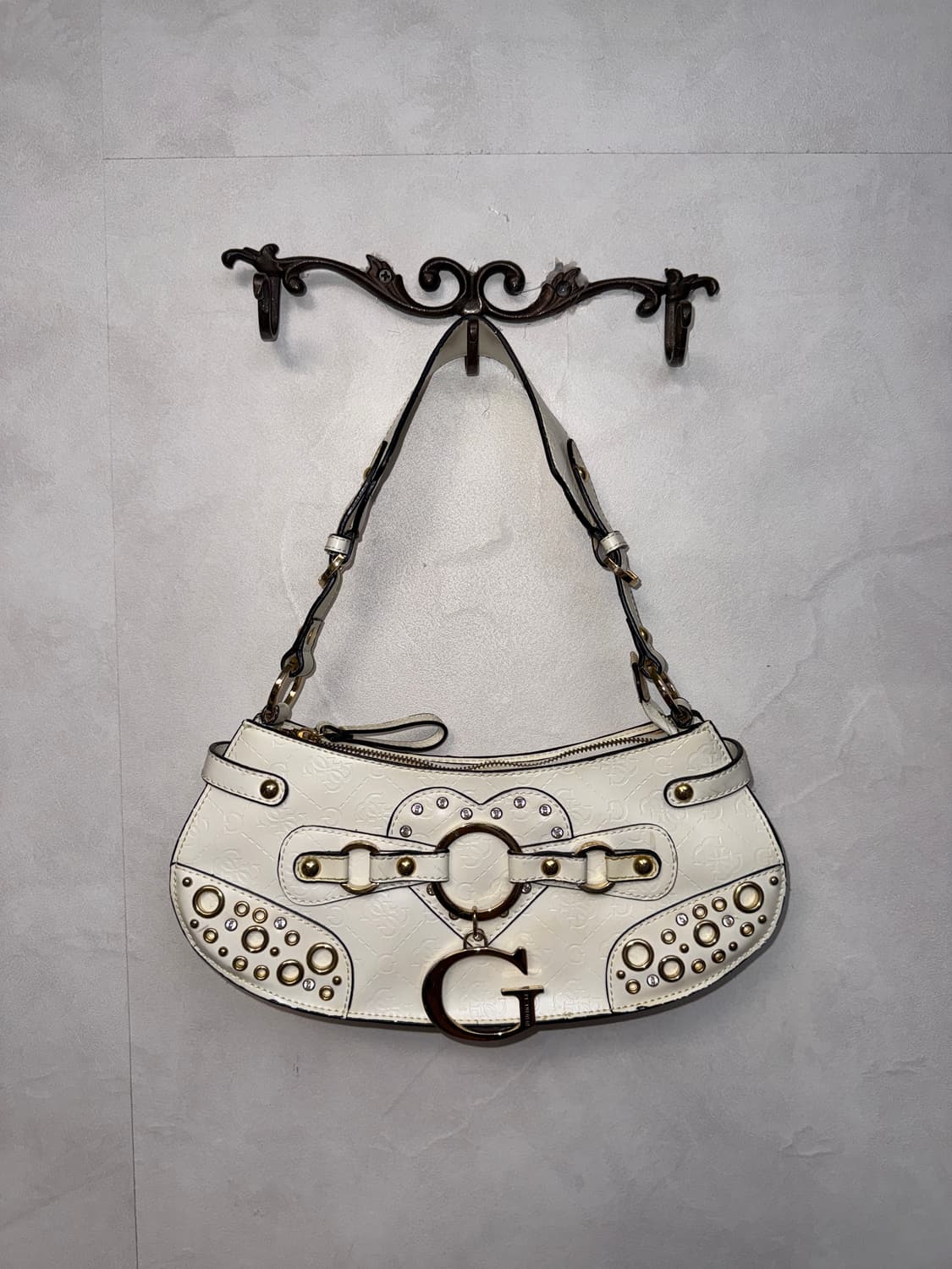 Guess logo eyelet stud shoulder bag 상품이미지1