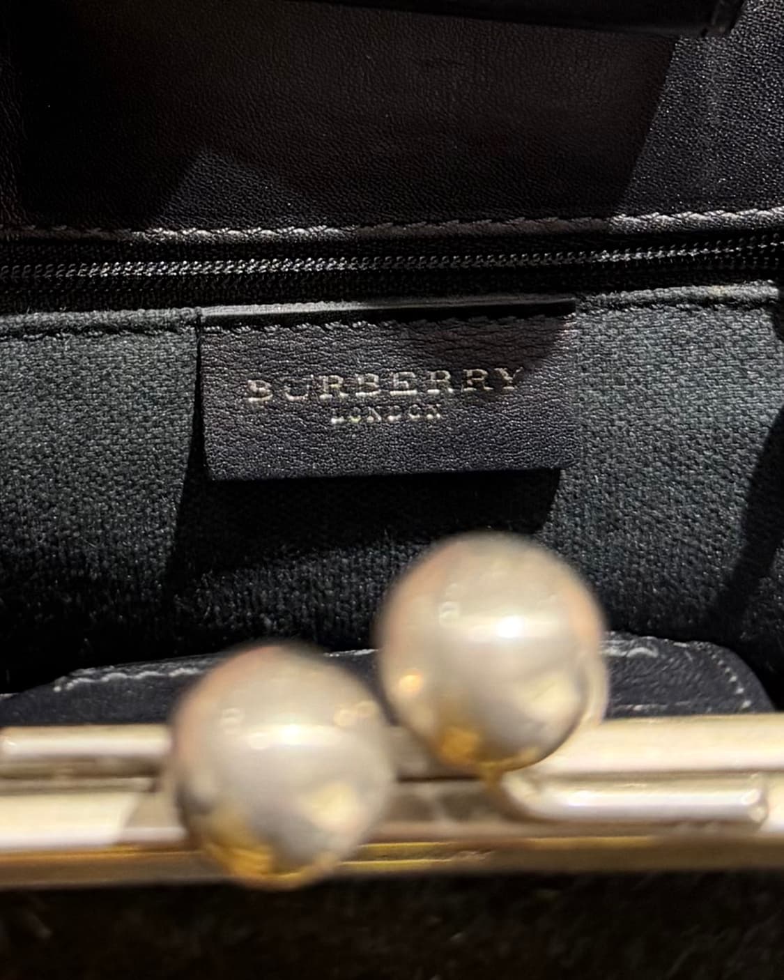 버버리 블랙 헤어칼프 볼 클로저 숏 스트랩 숄더백 상품이미지7