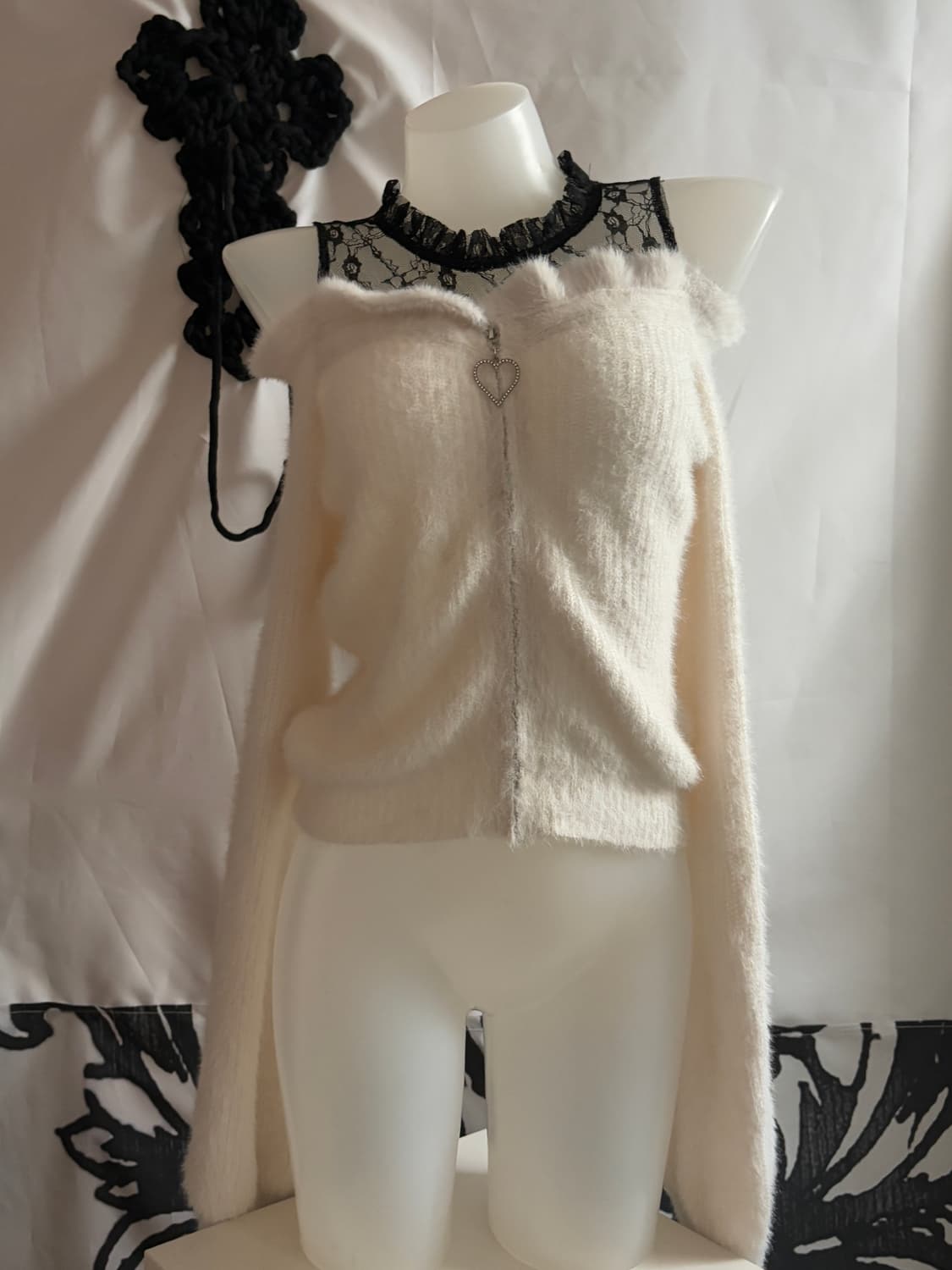 • White off-shoulder heart zipper cardig 상품이미지1