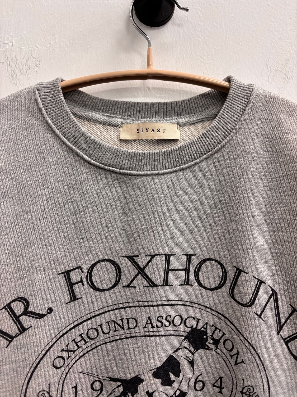시야쥬(SIYAZU) 폭스하운드 아카이브 그래픽 맨투맨 그레이 상품이미지2